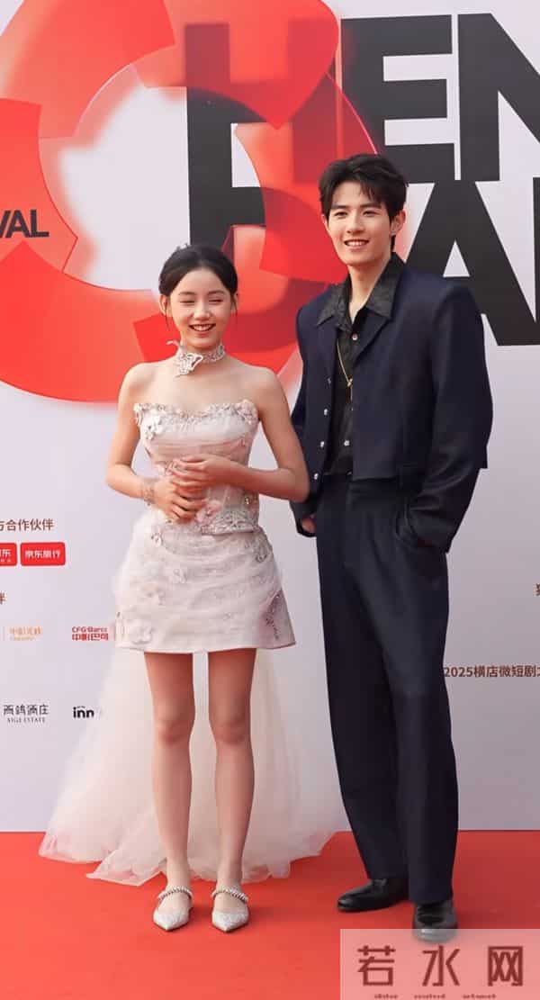 才13岁的刘佳玺就美得好惊艳啊 气质可盐又可甜 长大后绝对是大美人