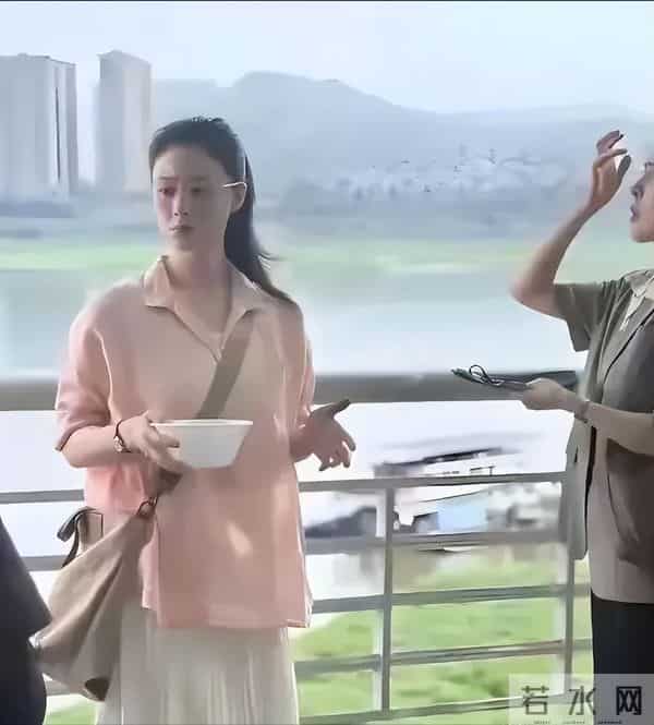 42岁蒋欣在重庆炸街！一眼望去瘦到脱相，华妃娘娘变化太大了吧