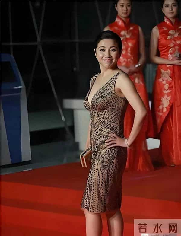 颜丙燕一袭金袍亮相北影节 没靠滤镜 没喊口号 转身让整个红毯安静了