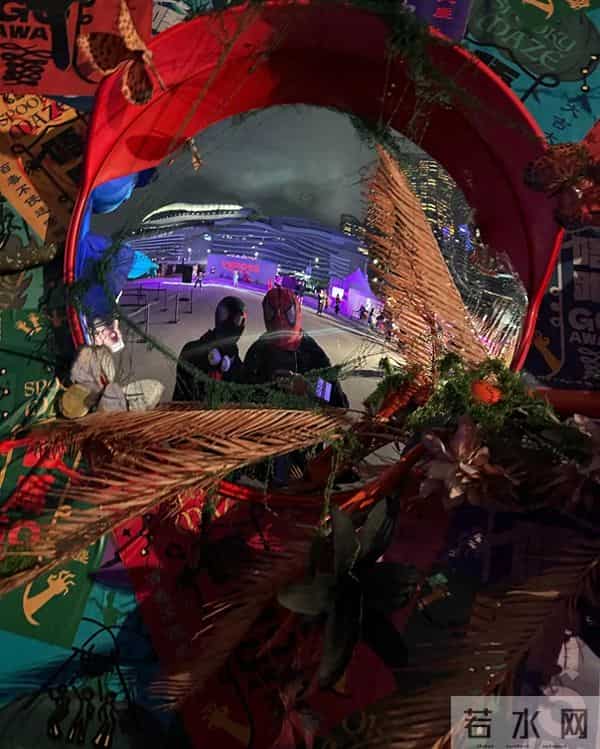 杨威白担心了，和儿子失联没几天，杨阳洋就现身与费曼过节破传闻