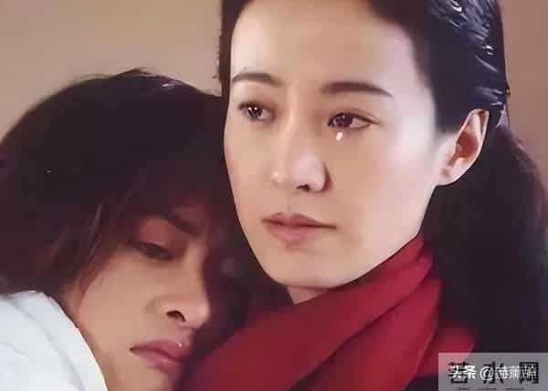 她嫁著名导演被捧红，丈夫病逝后不再演戏，如今56岁单身无儿无女