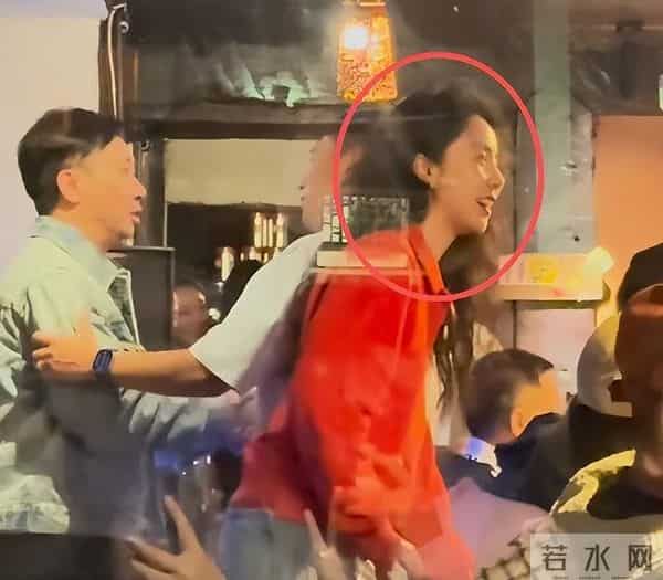 48岁孙莉现身乌镇，脸肿皱纹多鼻子还大，被网友嘲像男生戴假发