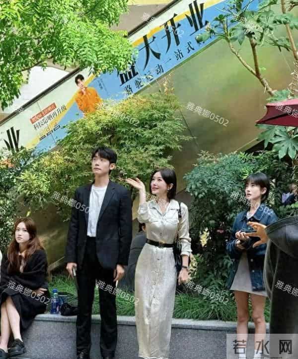 宁波偶遇秦岚拍戏她身材很好腰特别细，但本人并不年轻嗓子也没好