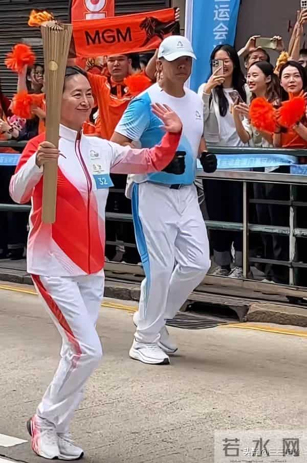 何超琼和妹妹何超凤同框，姐妹俩素颜出镜，俩人的仪态让人羡慕