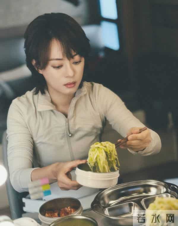 43岁孙俪吃饭带克数称，荤素搭配都要过秤，边吃边艾灸瘦得脱相