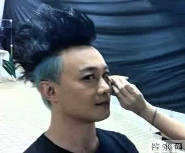 陈奕迅徐濠萦现身香港街头被偶遇，51岁陈奕迅换了发型，帅翻了！