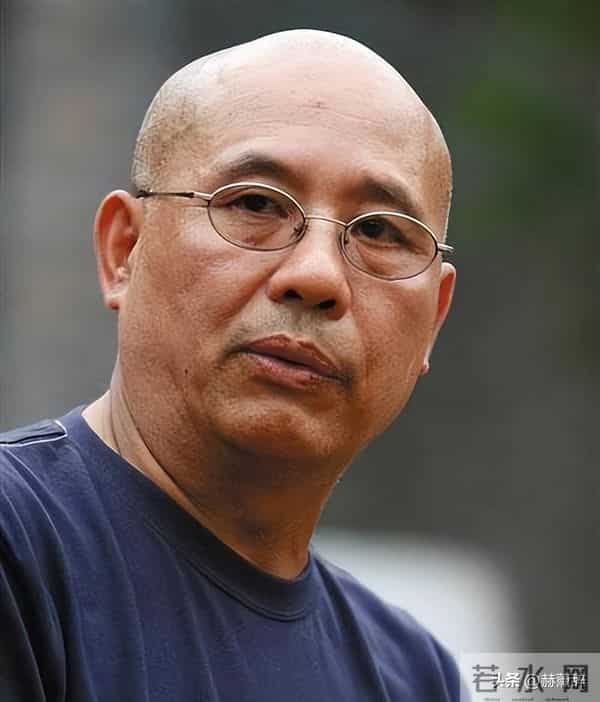 她嫁著名导演被捧红，丈夫病逝后不再演戏，如今56岁单身无儿无女