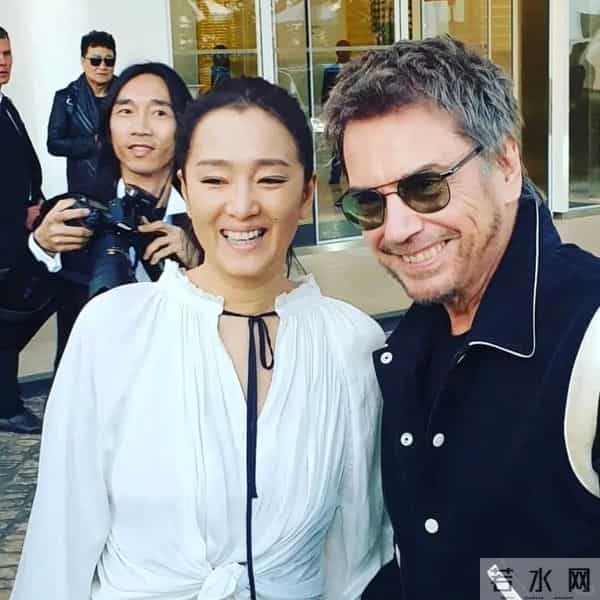 没想到，巩俐再婚6年，77岁老公用6个字评价妻子，比张艺谋更懂她