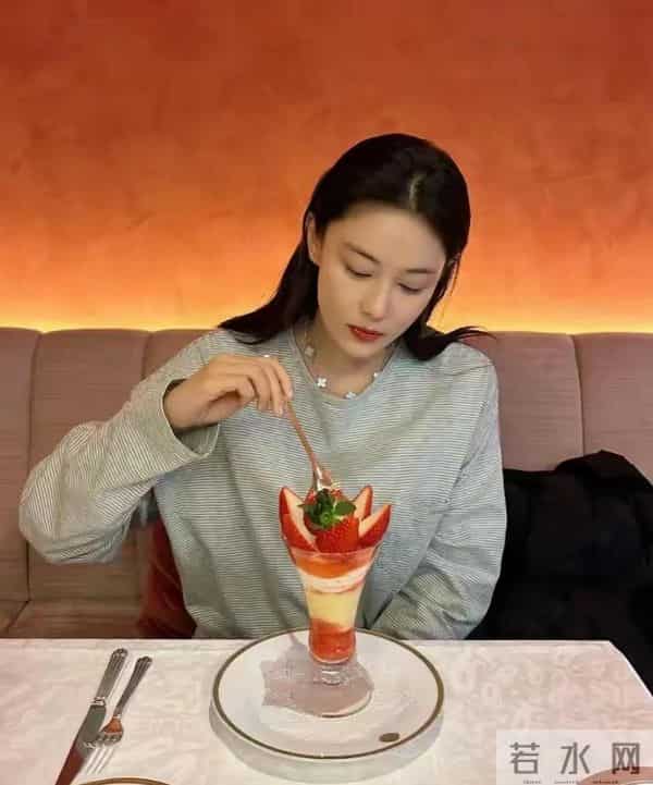 张馨予日本度假照曝光，20万项链亮眼，背后暗示何捷根本不差钱！