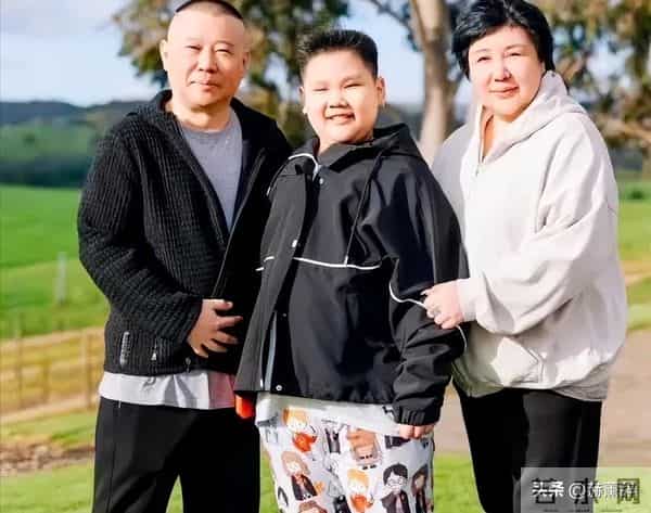 郭德纲带妻儿澳洲度假，郭汾阳扎耳洞面相凶狠，身材比爸妈还胖