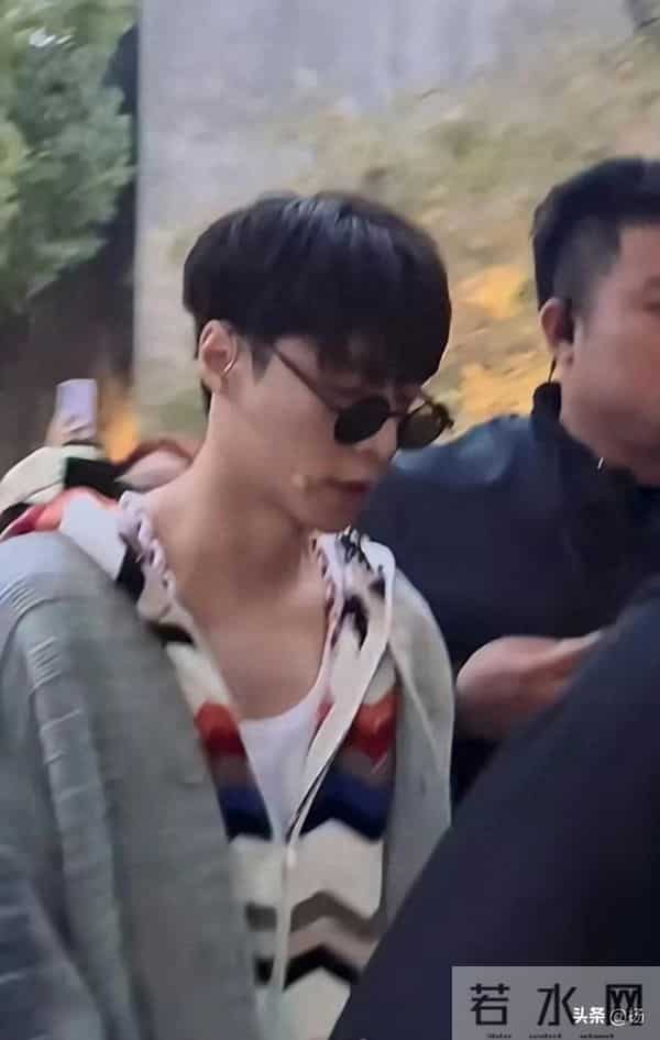 乌镇偶遇张艺兴，打扮酷帅和粉丝牵手，摘下墨镜说：装不了一点！