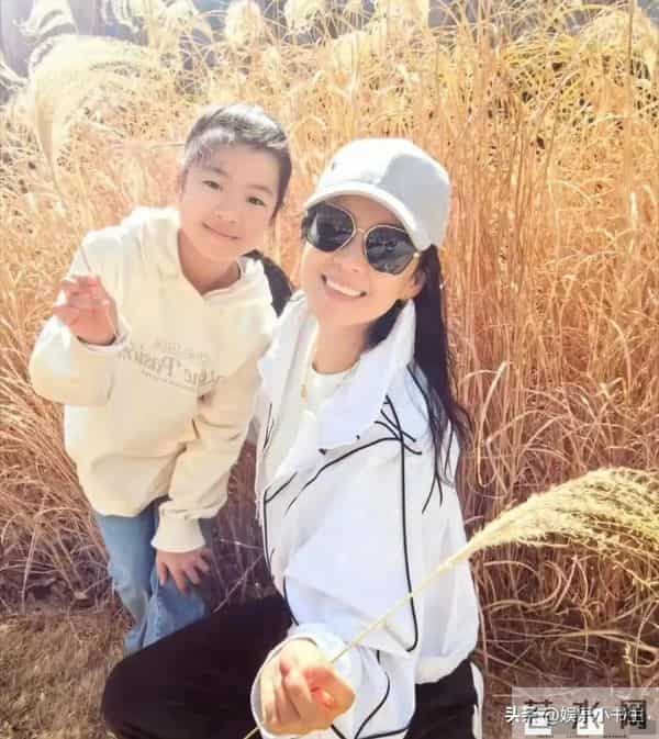 有网友在日本偶遇章子怡，她带着儿子和女儿旅行！