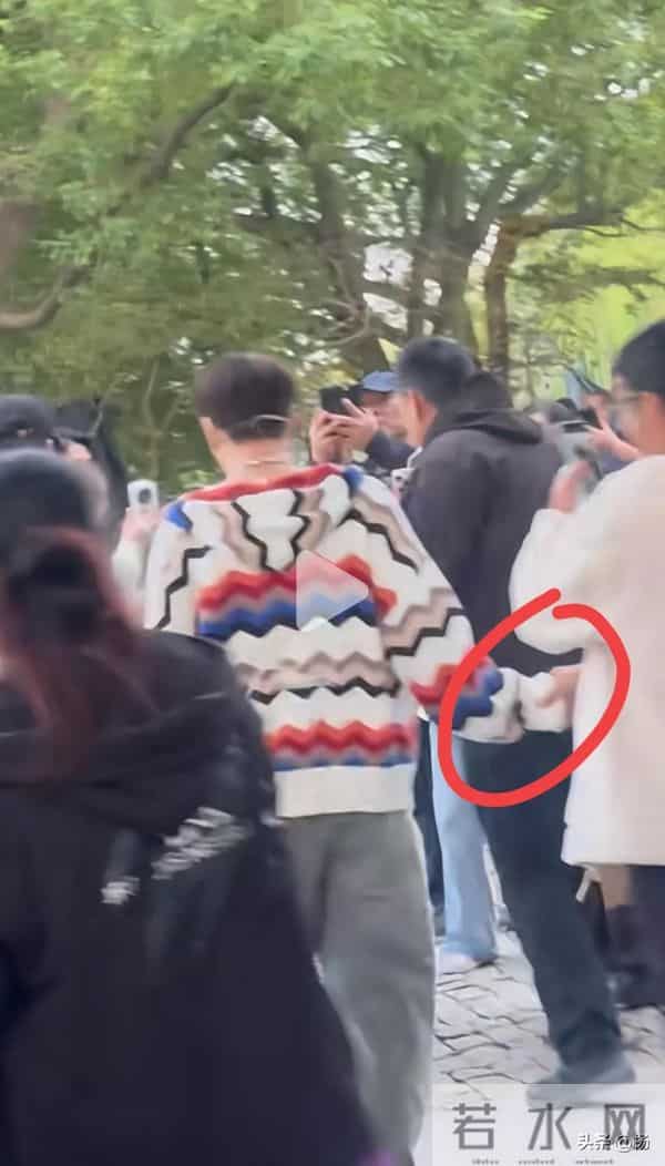 乌镇偶遇张艺兴，打扮酷帅和粉丝牵手，摘下墨镜说：装不了一点！