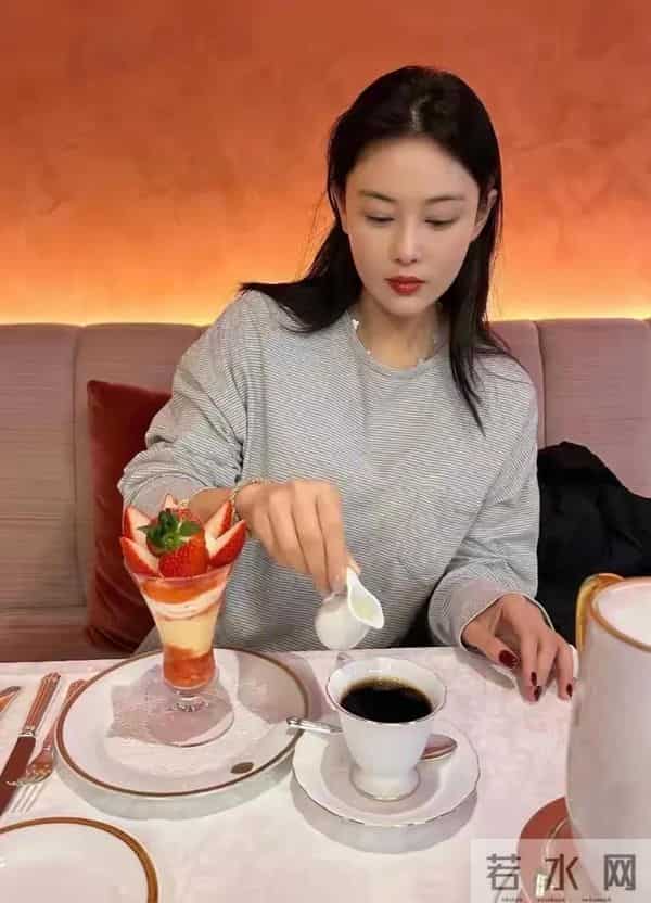 张馨予日本度假照曝光，20万项链亮眼，背后暗示何捷根本不差钱！