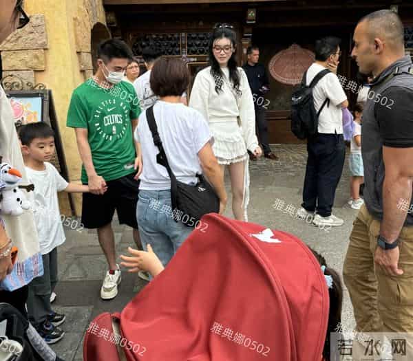 香港迪士尼偶遇何猷君夫妇，6岁的儿子跟奚梦瑶刚出道时长得超像