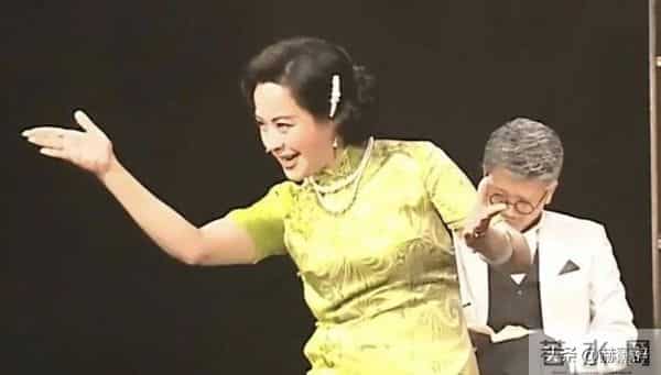 她嫁著名导演被捧红，丈夫病逝后不再演戏，如今56岁单身无儿无女