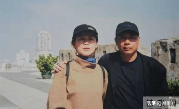 她嫁著名导演被捧红，丈夫病逝后不再演戏，如今56岁单身无儿无女