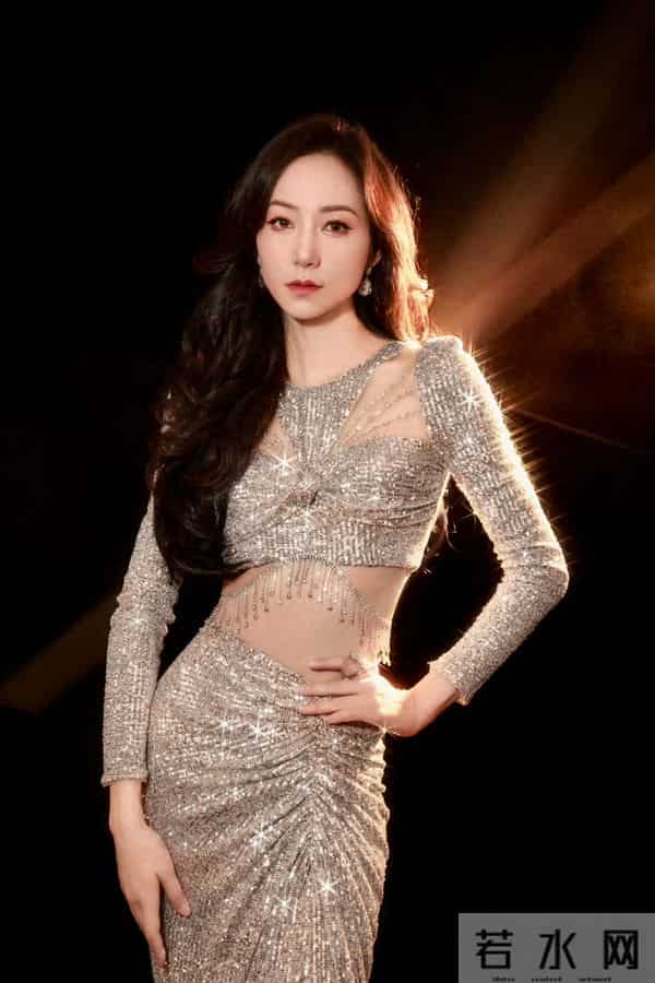 韩雪穿银闪装不刻意！露腰+开叉的身段，优雅又耐看