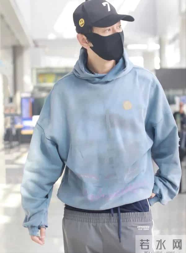 47岁黄晓明走机场放飞了！穿卫衣裤子提一半太潮流 这是什么新时尚