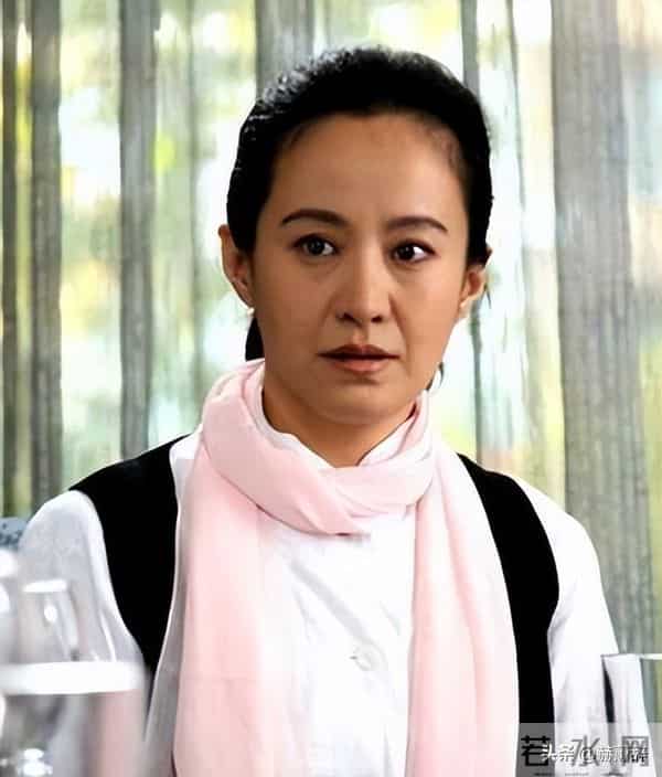 她嫁著名导演被捧红，丈夫病逝后不再演戏，如今56岁单身无儿无女
