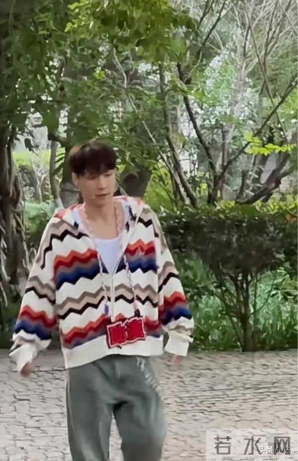 乌镇偶遇张艺兴，打扮酷帅和粉丝牵手，摘下墨镜说：装不了一点！