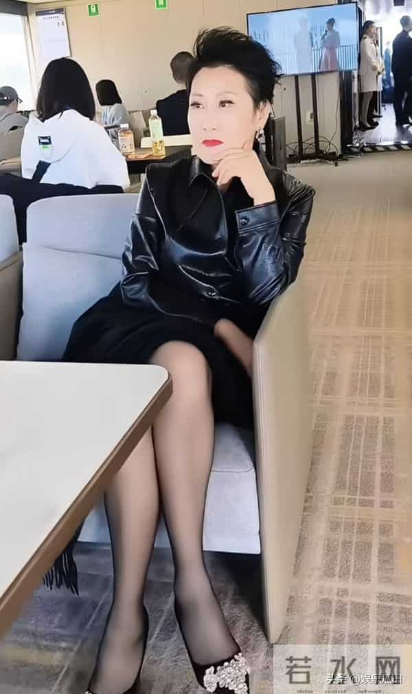 张凯丽线下活动，着皮衣皮短裙，黑丝美腿吸睛，63岁踩高跟超敬业