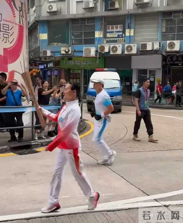 何超琼和妹妹何超凤同框，姐妹俩素颜出镜，俩人的仪态让人羡慕