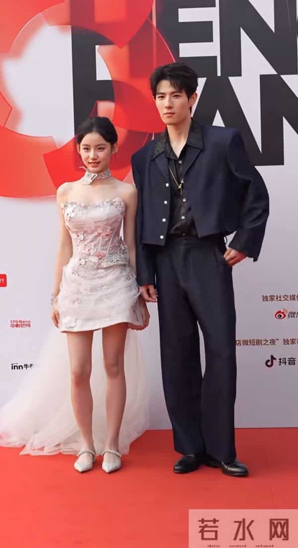 才13岁的刘佳玺就美得好惊艳啊 气质可盐又可甜 长大后绝对是大美人