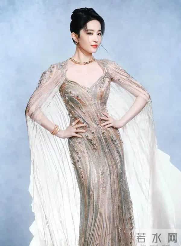 刘亦菲近照大胆的金色蕾丝透视裙，这腰臀比有点顶级