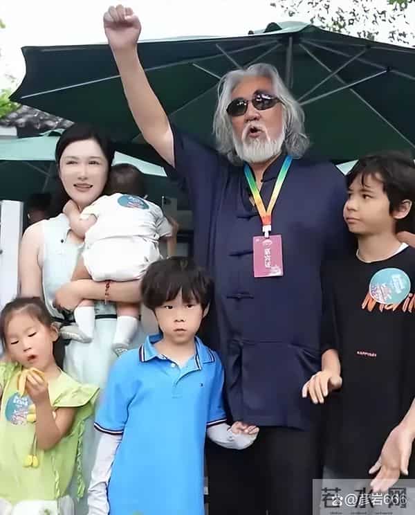 74岁张纪中回应300亿身家传言！坦言只是普通导演，回应幼女提问