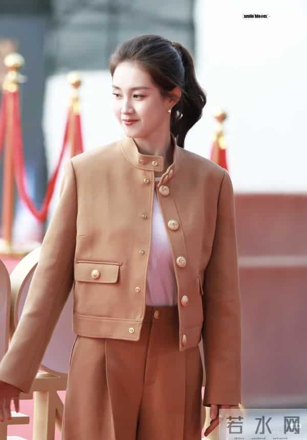 郭宇欣果真大胆随性，亮相文荣奖红毯，身穿橙色套装简约而高级