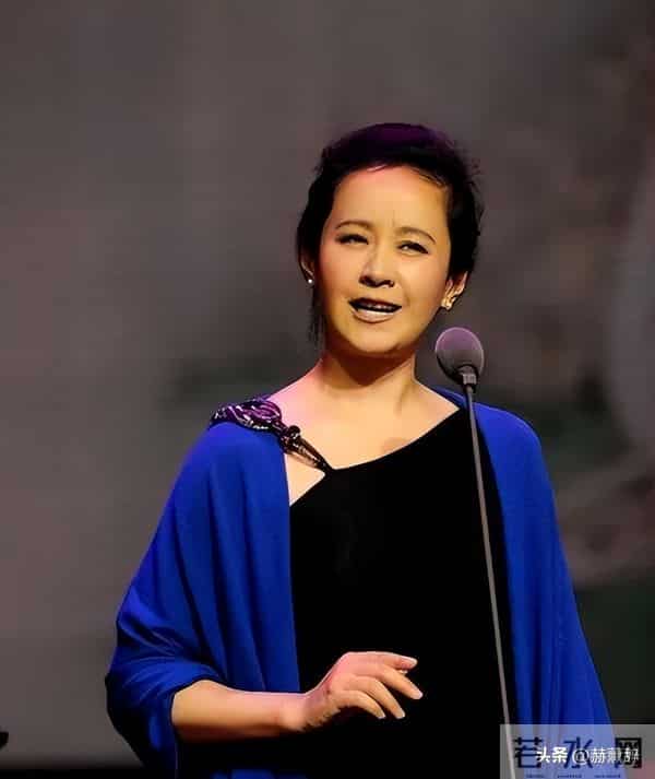 她嫁著名导演被捧红，丈夫病逝后不再演戏，如今56岁单身无儿无女