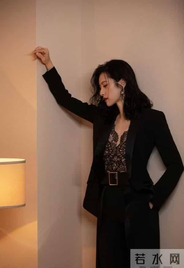 隋俊波黑西装搭蕾丝内搭，腰带束出纤腰，冷艳又性感的气场太绝