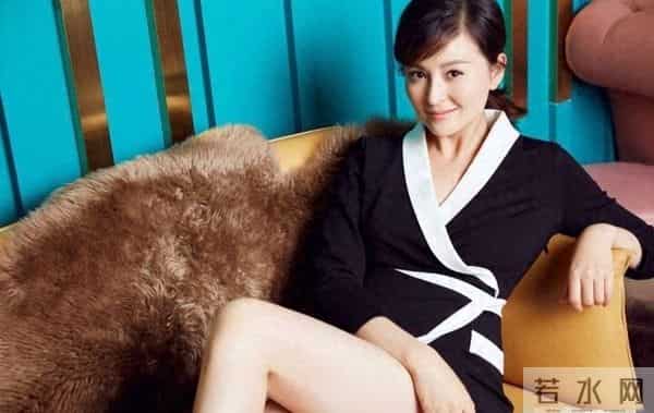 戴娇倩黑裙赤脚蜷沙发，这长腿又直又匀，身段松弛又好看