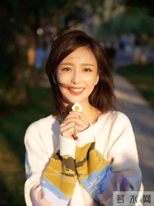 离婚4年，佟丽娅“小心思”彻底藏不住了，难怪和陈思诚频繁互动