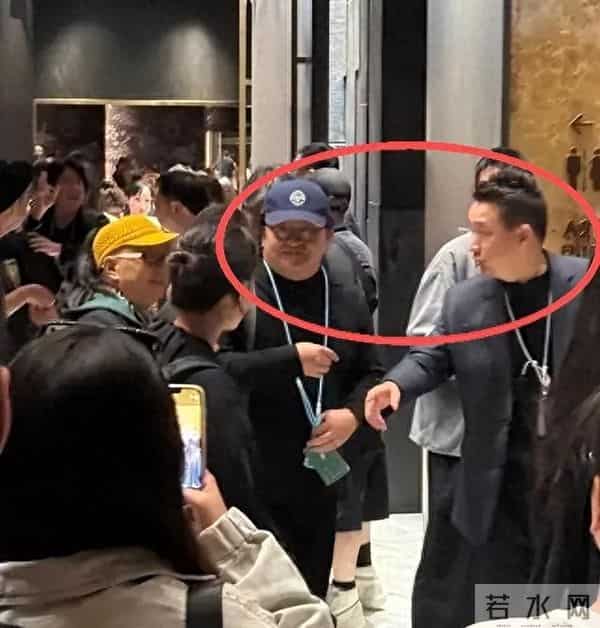 48岁孙莉现身乌镇，脸肿皱纹多鼻子还大，被网友嘲像男生戴假发