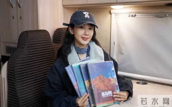 杨紫家庭聚会好温馨，32岁她素颜似少女，父母颜值高状态超年轻