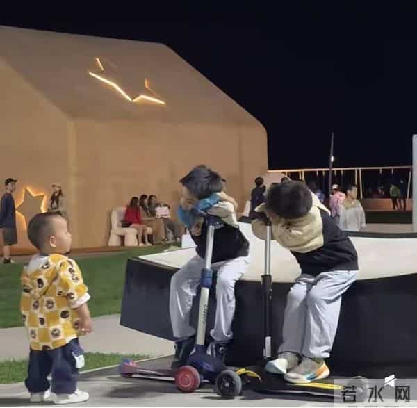 马龙龙嫂带儿子过万圣节！制服造型少女感超足，母子仨像姐弟仨