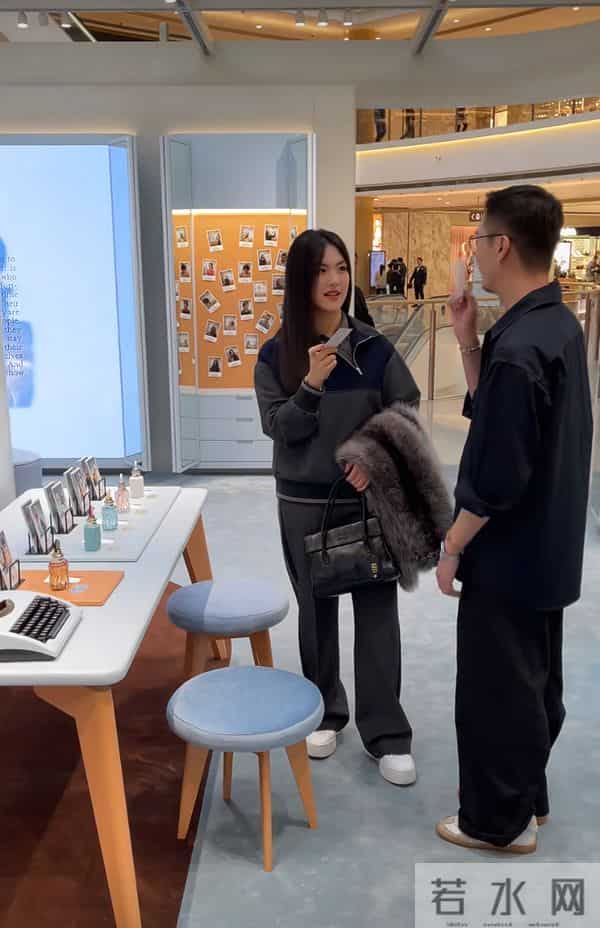 王诗龄得了李湘真传，出席活动打扮得又土又圆，比34岁何超莲显老