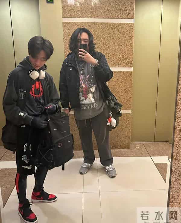 杨威白担心了，和儿子失联没几天，杨阳洋就现身与费曼过节破传闻