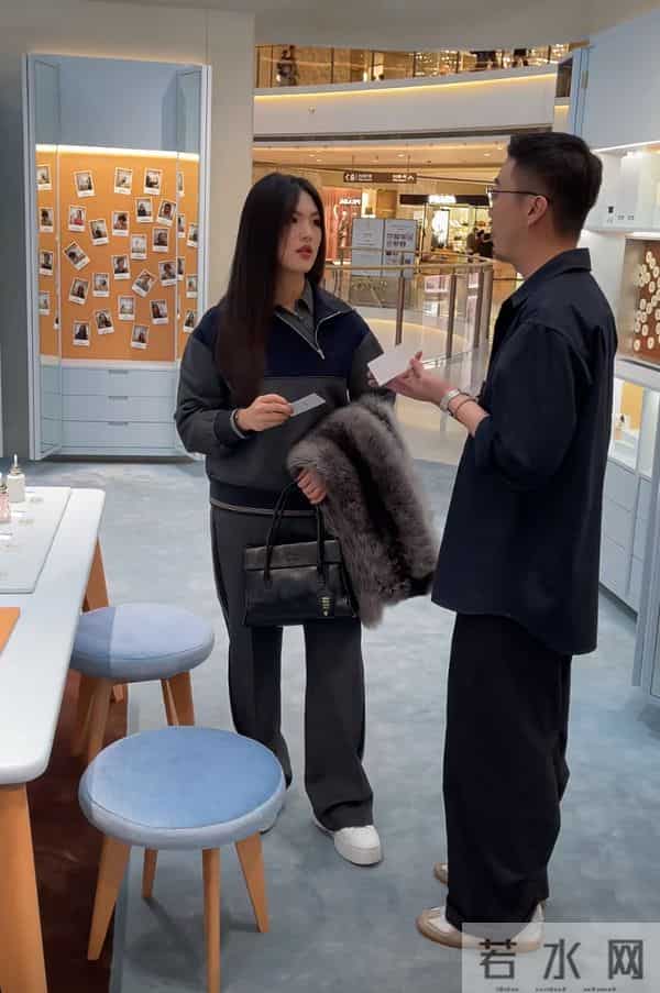 王诗龄得了李湘真传，出席活动打扮得又土又圆，比34岁何超莲显老