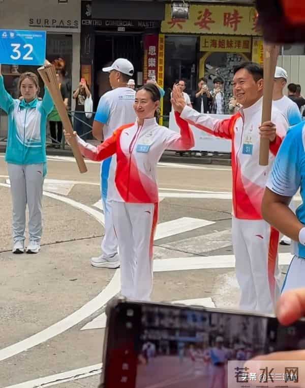 何超琼和妹妹何超凤同框，姐妹俩素颜出镜，俩人的仪态让人羡慕