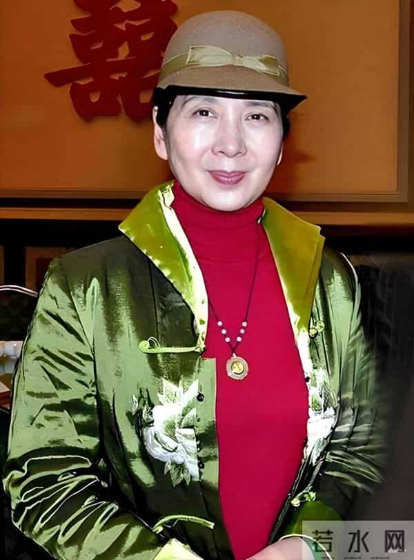 71岁吴海燕近况令人心痛，丈夫去世一年后，她身体消瘦神情落寞