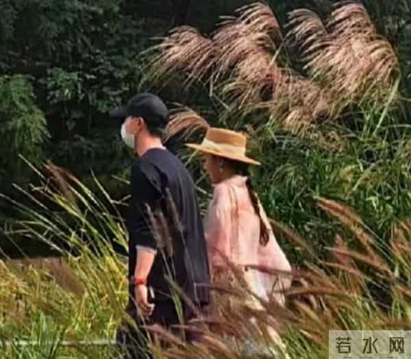 马龙龙嫂带儿子过万圣节！制服造型少女感超足，母子仨像姐弟仨