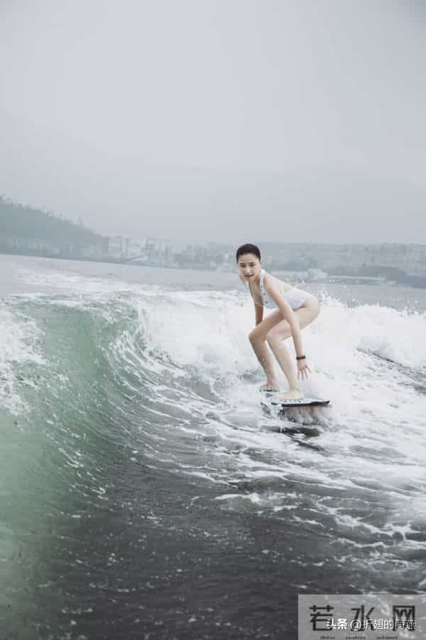 何超莲假日泳装穿搭精选