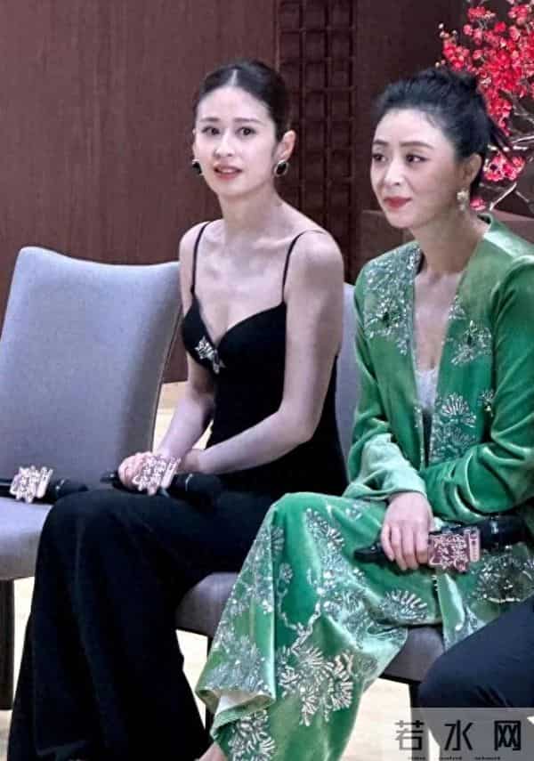 颖儿坐在蒋欣旁边完全不输，当妈后的颖儿更温柔 蒋欣好瘦她在发光