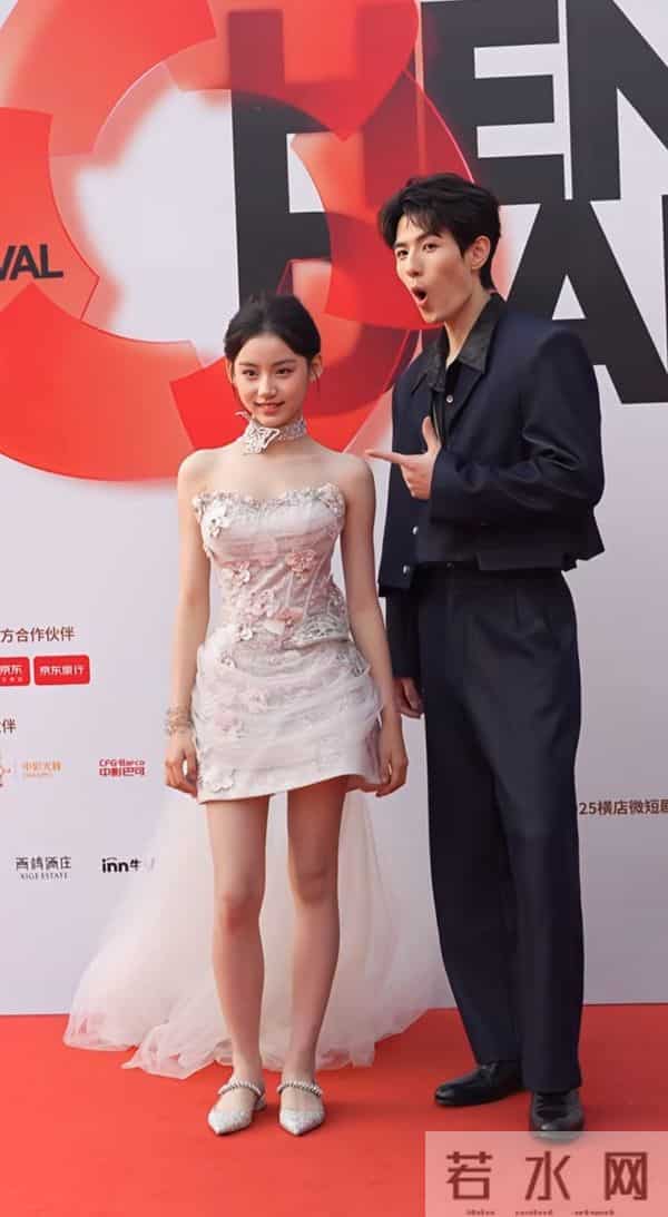 才13岁的刘佳玺就美得好惊艳啊 气质可盐又可甜 长大后绝对是大美人