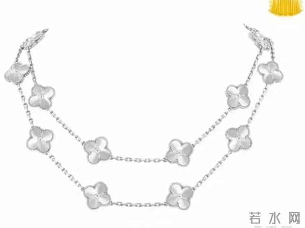 张馨予日本度假照曝光，20万项链亮眼，背后暗示何捷根本不差钱！