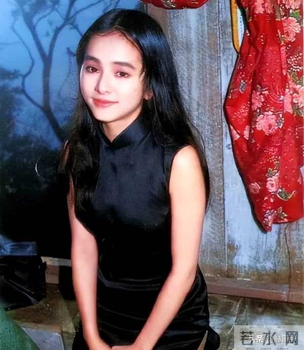 她嫁著名导演被捧红，丈夫病逝后不再演戏，如今56岁单身无儿无女