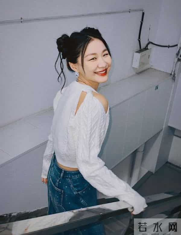 “草根女孩”金靖：成名不易，即使被开黄腔，也不敢得罪资本